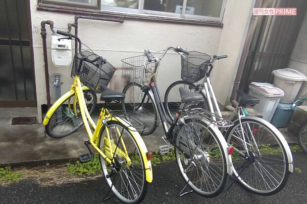 寺本由美容疑者の自宅前に並ぶ自転車