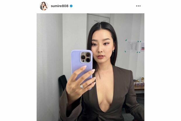 胸元がざっくり空いたジャケットを着こなす、すみれ（本人インスタグラムより）