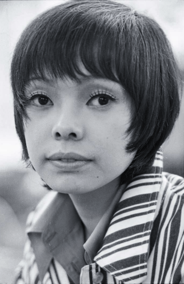 研ナオコ、写真は'71年。'71年歌手デビュー。『カックラキン大放送!!』（'75年〜'86年）でお茶の間の人気者に。『あばよ』『かもめはかもめ』『夏をあきらめて』などヒット曲多数。現在はYouTubeでのすっぴん披露やメイク動画などが大人気（撮影／週刊女性写真班）