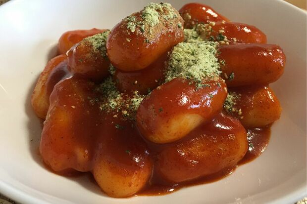 コストコの『チーズトッポギ』。パッケージには“激辛”の表示はないが……（舞さんユーチューブより）