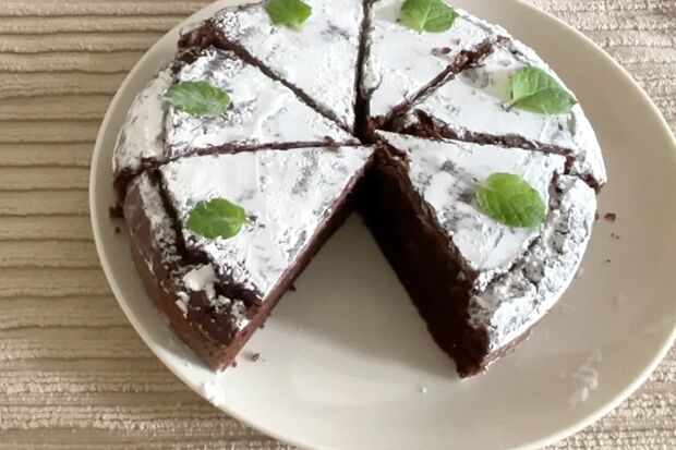 動画の中で手際よくスイーツづくりなども紹介