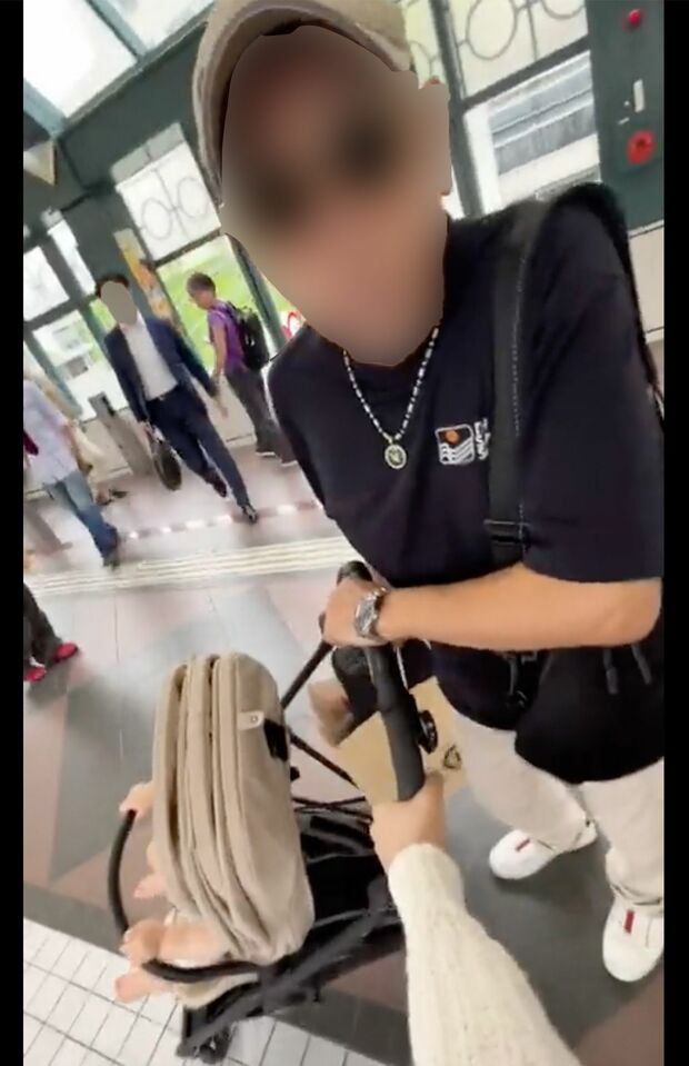 トラブルとなった初老男性はベビーカーを掴んでいた（Nさんのツイッターより、一部編集部加工）