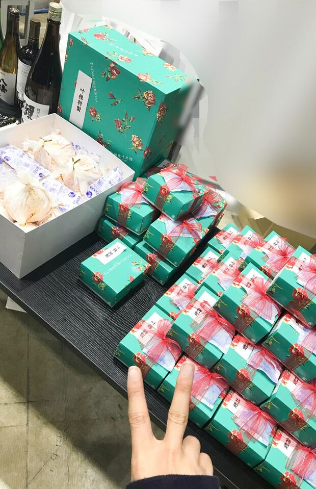 “叶様特製”フルーツサンドや木箱入りの高級メロンを差し入れに利用しており、さすがゴージャス！　上の画像は舞台で共演した俳優・蒼井翔太のSNSより。