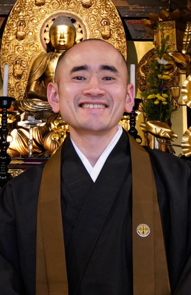 池口龍法（浄土宗龍岸寺住職）●1980年、兵庫県生まれ。京都大学大学院中退後、知恩院に奉職。2009年に超宗派の若手僧侶を中心に『フリースタイルな僧侶たち』を発足させ代表に就任、フリーマガジンの発行などに取り組む。　写真提供／新潮社