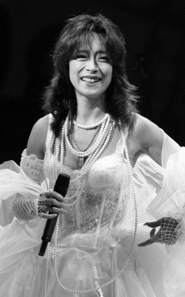 中森明菜、豪華な白衣装で登場