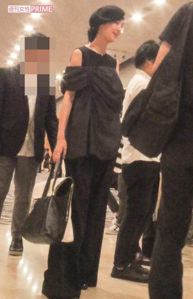 シシドは、肩があいた黒のオールインワンで周囲の視線集中