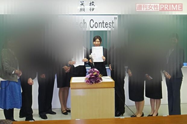 専門学校の校内英語のスピーチコンテストで優勝したときの容疑者（専門学校のホームページより）