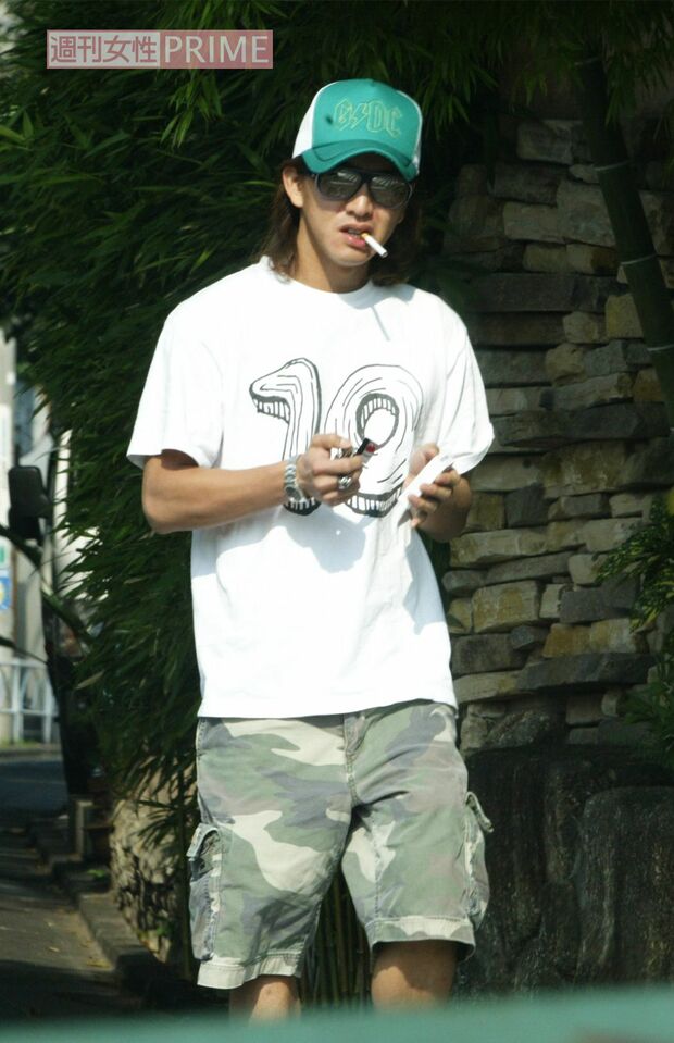 2005年9月、娘たちをスクールに送った後に一服する木村拓哉