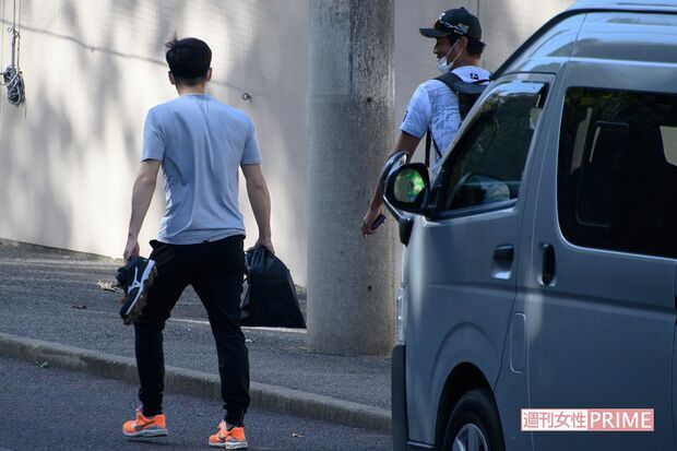 ’21年10月、チームメイトと屋内練習場へ向かう斎藤佑樹②