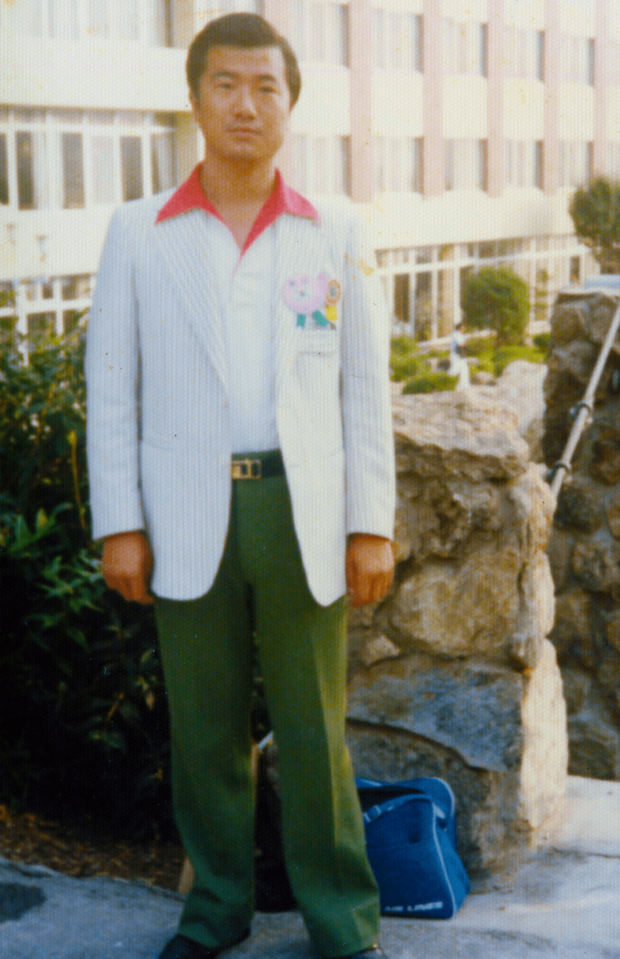 貧しかったため、子どものころは「写真を撮ってもらう余裕などなかった」と言う。見聞を広めるため、事業を始めてからは海外へよく旅行するようになった