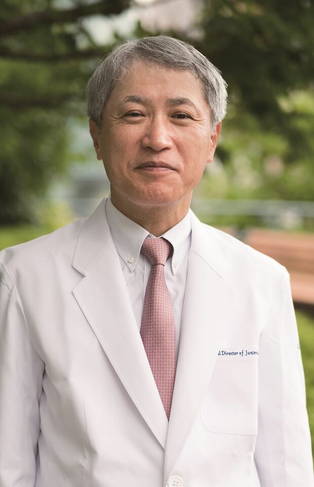 天野篤先生●心臓血管外科医。順天堂大学医学部特任教授。2012年には上皇陛下の心臓手術を執刀。2016年4月より2019年3月まで順天堂大学医学部附属順天堂医院院長。心臓を動かした状態で行うオフポンプ術の第一人者で、これまで執刀した心臓血管外科手術は1万例を超える。