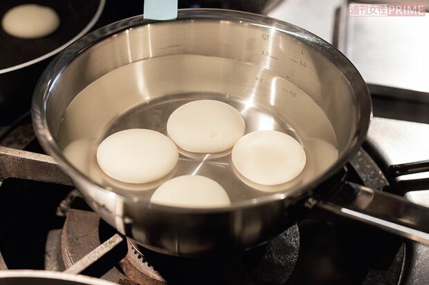 西日本の雑煮でよく使われる丸もち。ゆでる地域が多いので、今回の企画でもゆでて審査