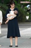 2024年10月、ドラマ『わたしの宝物』撮影で赤ちゃん人形を抱いて演技の練習をしていた松本若菜