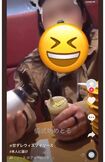 甘だれの容器に醤油を入れる女性(SNSより一部加工、以下同)