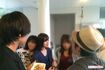 大学生時代、友人たちとおしゃべりするmilet