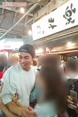 '18年の夏、大衆居酒屋で一般女性と楽しそうに飲んでいた東出。この後、ひとりの女性と夜の街へ…(1/2)