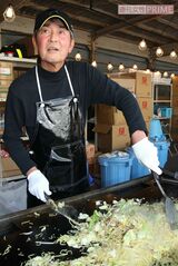 東日本大震災（’11年）の被災地、石巻市で炊き出しボランティア。自ら焼きそばを作って被災者の方々にふるまい、元気づけていた　撮影／本誌写真班