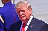アメリカ・トランプ大統領、天皇陛下との会見時に“指差し”と”ポンポン仕草”が…