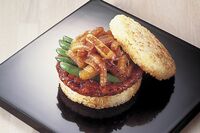 モスバーガー50周年!日本初の「ライスバーガー」誕生のヒントと、具材が“つくね”になった理由