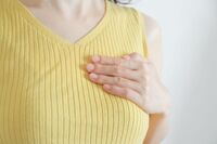 《乳房の違和感》乳がん?それとも別の病気?乳腺外科医「痛みを自己判断で放置しないで」見逃してはいけな…