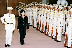 悩んだ末に栄誉礼では黒のパンツスーツで臨んだ　写真／防衛省提供