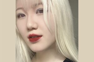 髪の外側は日焼けでうっすらと黄色みがかっているが、内側は真っ白なのだそう