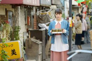 出前の帰り道、実（沢村一樹）が目撃された道に佇むみね子（有村架純）。父はどこに……　(c)NHK