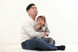 男性の育児休業取得率は低い。たとえ取れたとしても実態は……（写真はイメージです）