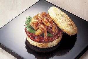 モスライスバーガー『つくね』（同社撮影）