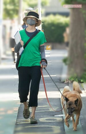 東出との離婚が成立する直前の'20年6月、愛犬2匹を連れて散歩する杏
