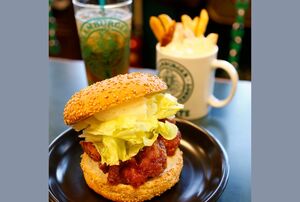 ダントツ人気の『チャイニーズチキンバーガー』セット702円。単品は378円