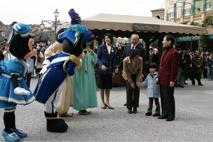 2006年3月、ディズニーキャラクターに興味津々の愛子さま