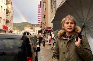 『迷宮グルメ異郷の駅前食堂』に出演するヒロシ(番組公式SNSより)