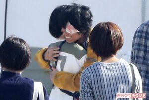 ディーンに抱擁される山本