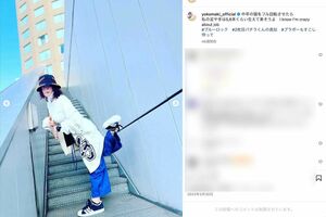 人気サッカー漫画『ブルーロック』のキャラクターを真似する真木よう子（本人のインスタグラムより）