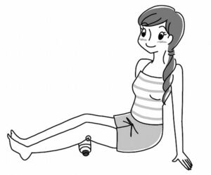 【メソッド2】ペットボトルを横にして置き、その上にひざの裏にある“委中”というツボに押し当てる。当て方の要領は【メソッド1】と同じ。左右行う。