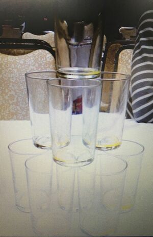 インスタ上に投稿されたグラスのタワー。その後、割れたという（インスタより）