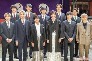（上段・左から）小柴陸、内村颯太、川崎皇輝、深田竜生、安嶋秀生（下段・左から）佐々木大光、佐藤龍我、長尾謙杜、道枝駿佑、作間龍斗、猪狩蒼弥