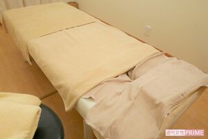 その施術台、ちゃんとタオル替えてます……？