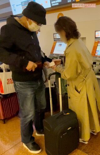 券売機にて新宿行きのバスの乗車券を購入した岸部一徳