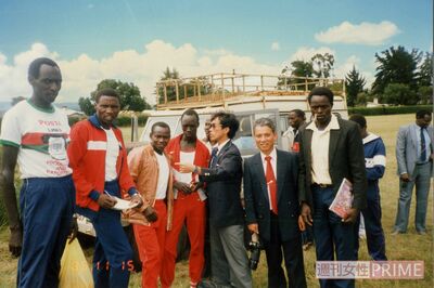 初めてケニアへ視察に行ったとき。穴のあいたオンボロ車での移動は大変だった