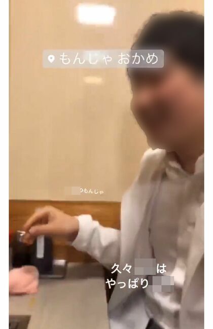 その様子を笑顔で見つめる男性4/4