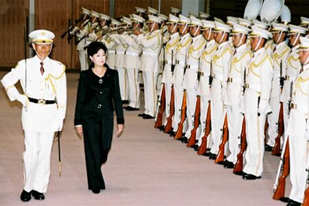 悩んだ末に栄誉礼では黒のパンツスーツで臨んだ 写真/防衛省提供