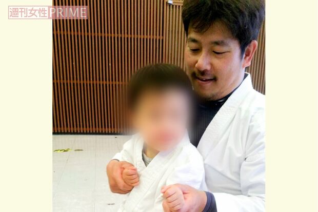 まだ小さい長男に空手体験をさせることも（フェイスブックより）