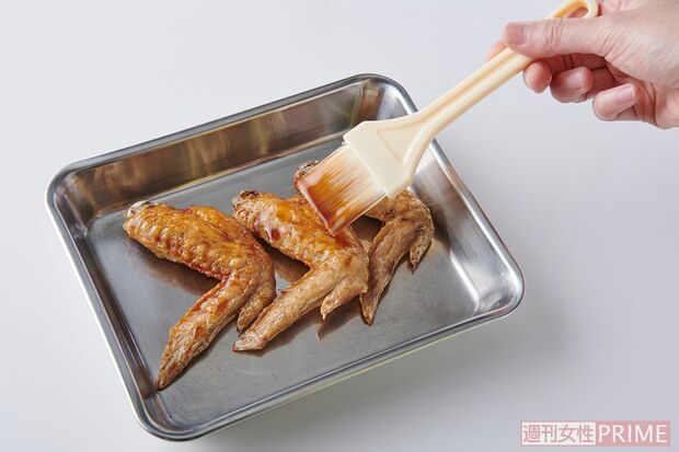 ハケで両面にタレを塗り、こしょうを振る。お好みで塩も　撮影／山田智絵