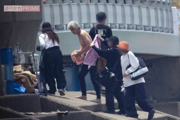 死体役を終え、汚れたタンクトップを脱いだ佐藤浩市。一時、激ヤセぶりが心配されたが、回復している様子