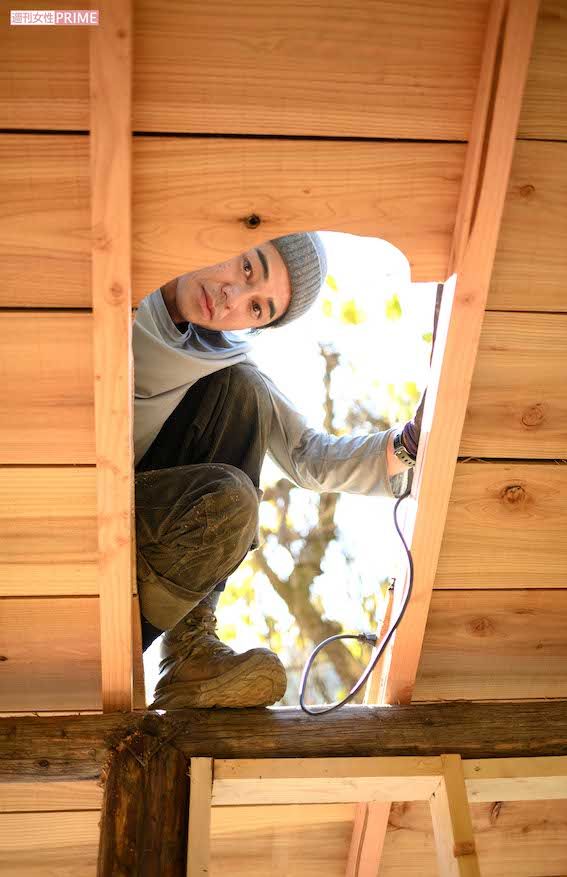 「新しい小屋の屋根を作っているときの東出さんを撮影。地元の方に教わりながら、一生懸命に形を整えています。いびつな形だった穴が徐々にきれいな四角形に。細かいところまでこだわっています」(ナベちゃん)