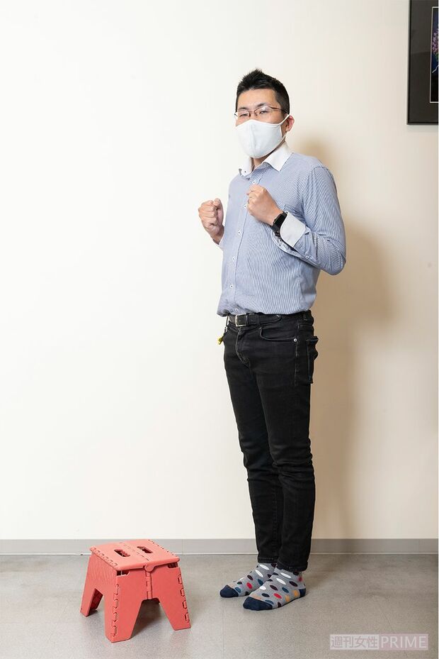 【1】スタート。テンポは歩くよりゆっくりと。台の前にまっすぐ立ち、腕が90度以上になるようにしっかりと曲げる。指は軽く握る。