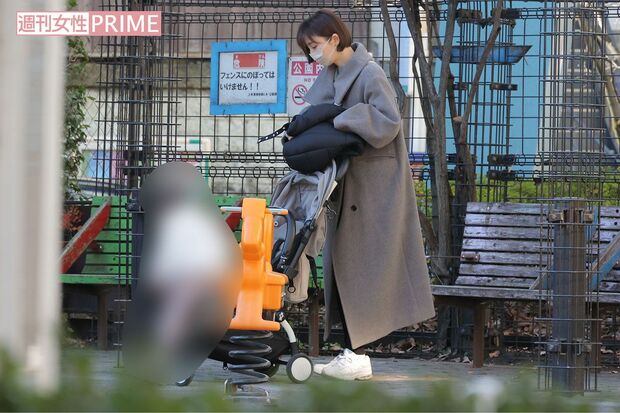 12月25日、自宅近所の公園に娘を連れて現れた篠田麻里子