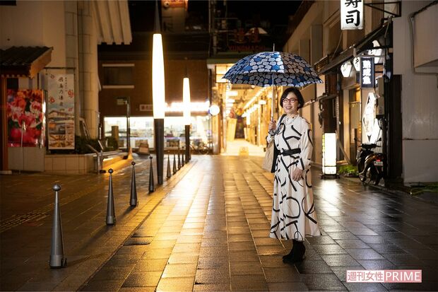 夜の道後温泉街。コロナ禍前まで毎年開催されていた『道後温泉まつり祭り』の女神輿に参加。写真の道で神輿を担ぎながら駆け上がっていたという　写真／北村史成